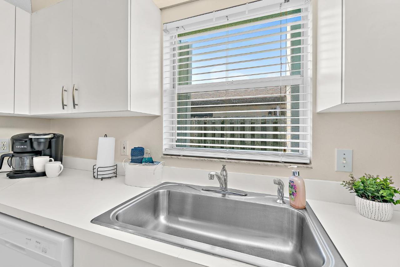 מלבורן Serene Seaside Retreat - Dog Friendly - 2Br Townhouse With Shared Heated Pool Steps To Paradise Beach! מראה חיצוני תמונה